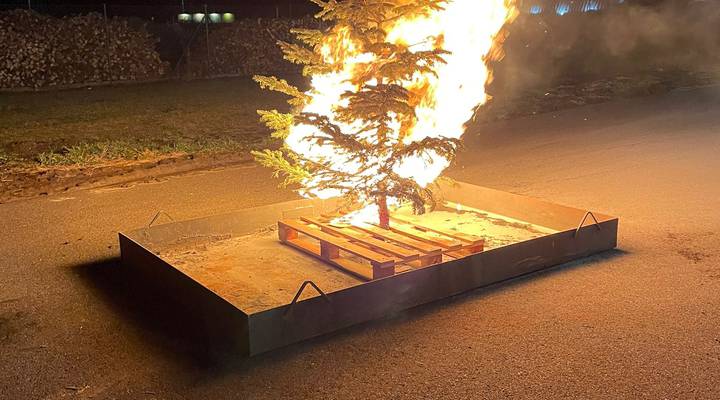 Der Christbaum steht in wenigen Sekunden in Vollbrand