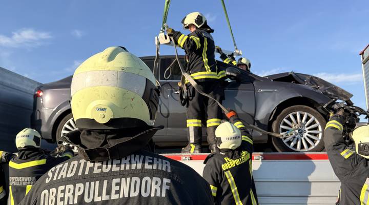 Kranarbeit - Pkw wird auf WLF geladen